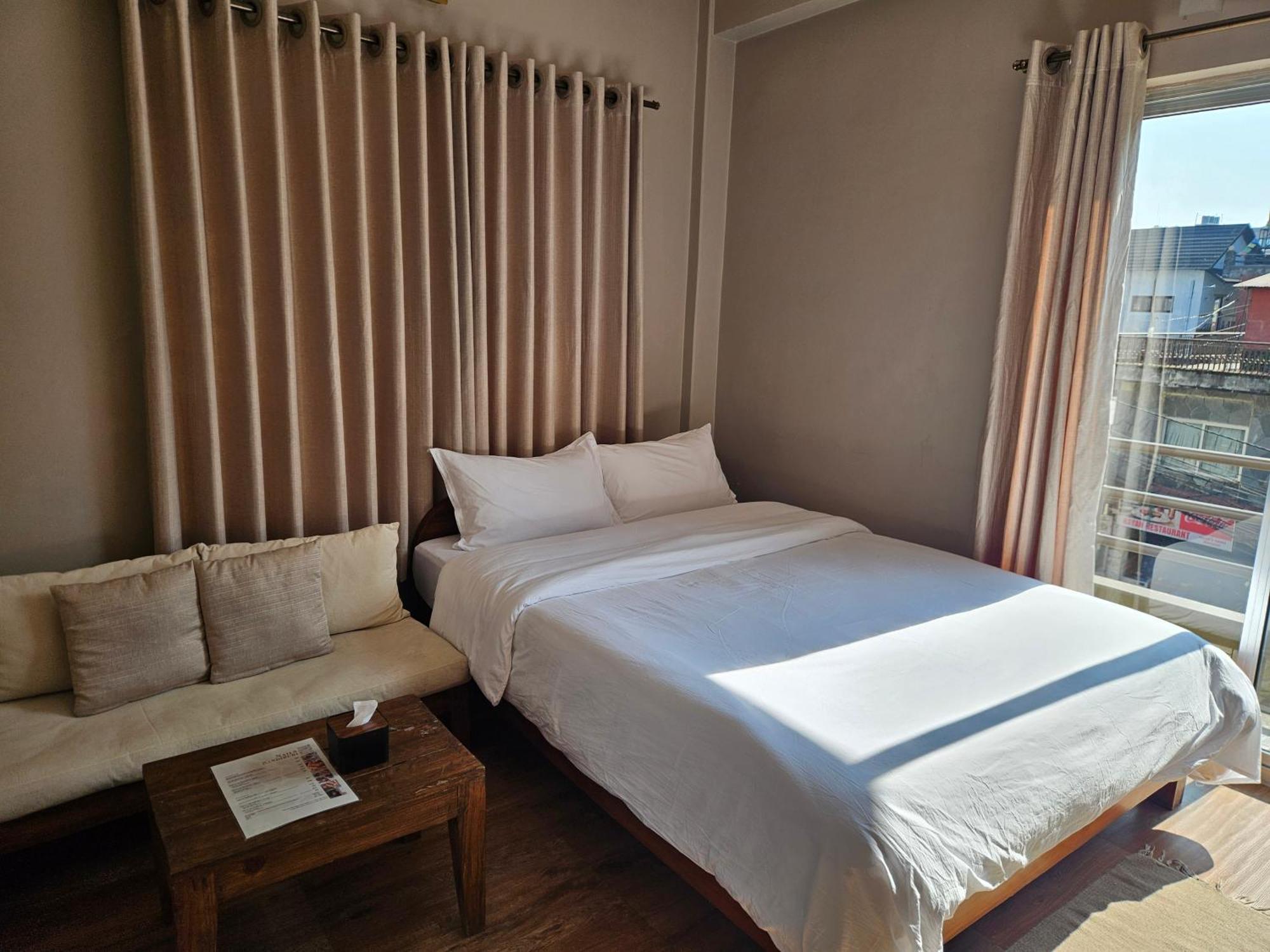 Hotel Blossom Покхара Екстер'єр фото